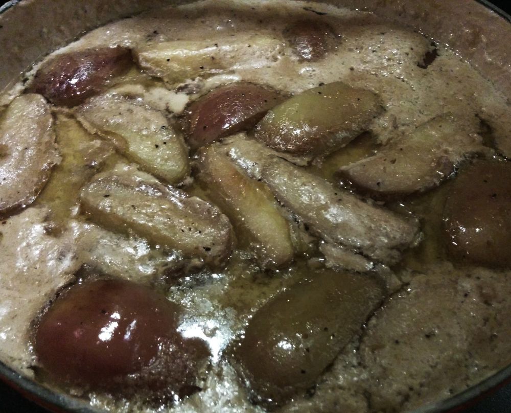 Gryta med fläskkarré och äpple serverad med ris.